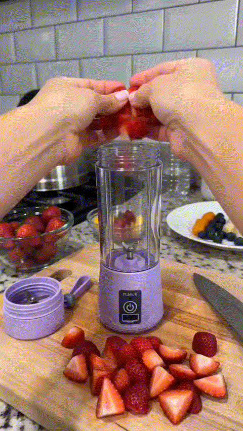 Animación de una licuadora portátil violeta preparando un licuado de frutas